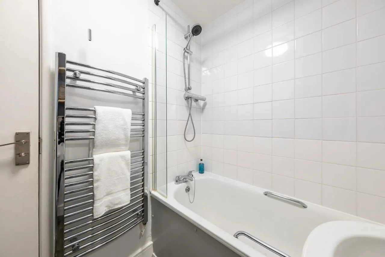 Super City Centre Apartment - Two Bedrooms, Perfect Location Bath 0*,