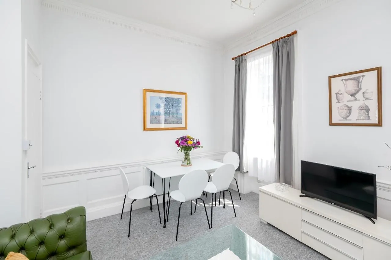 Super City Centre Apartment - Two Bedrooms, Perfect Location Bath